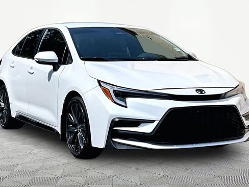 Used 2025 Toyota Corolla SE FWD image 3