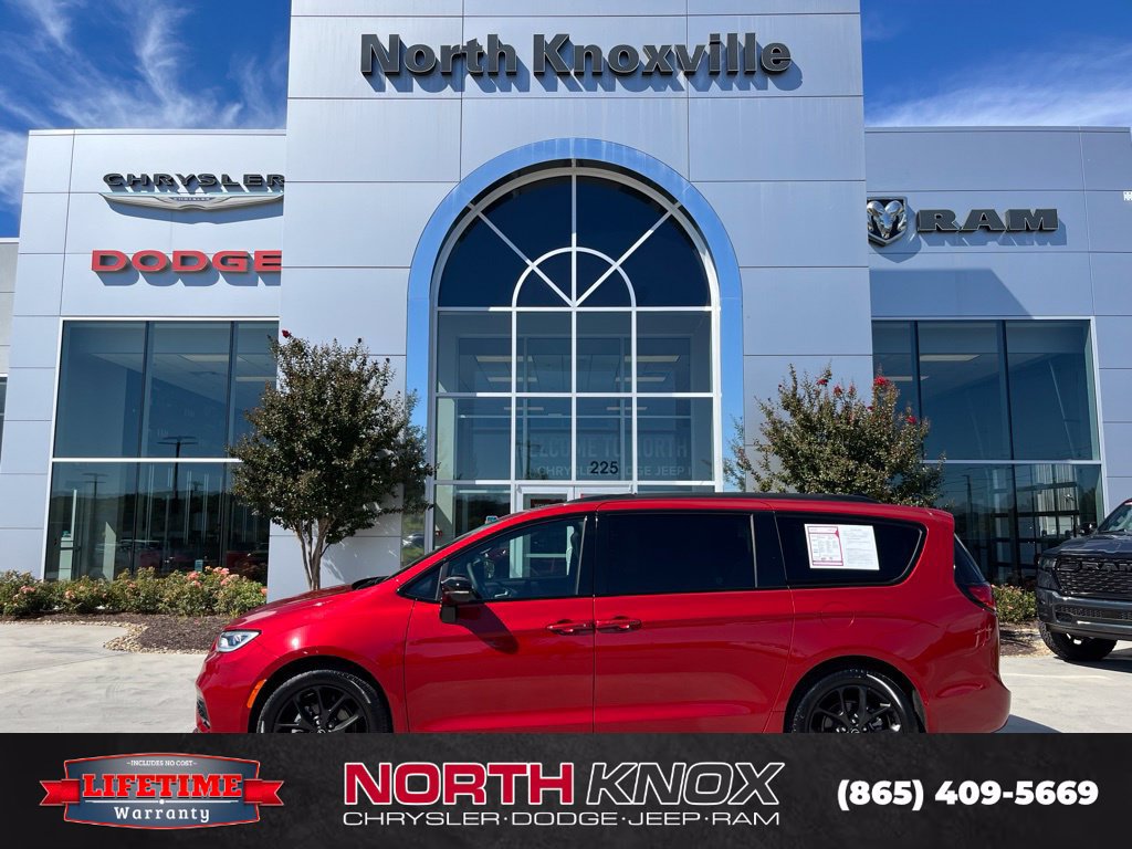 Used 2025 Chrysler Pacifica Limited FWD image 2
