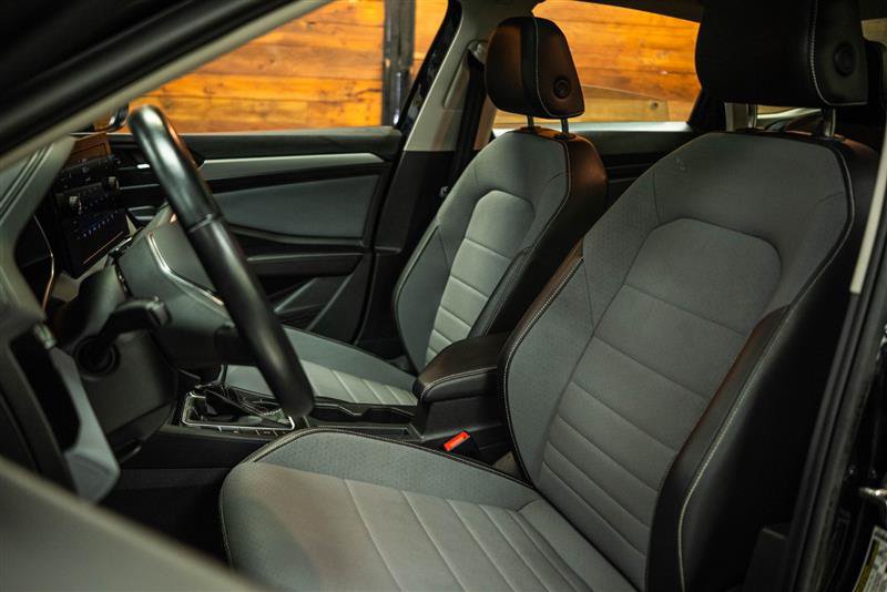 Used 2025 Volkswagen Jetta SE FWD image 9