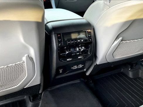 Used 2022 Jeep Grand Cherokee Overland w/ Adv Protech Group III AWD/4WD image 10