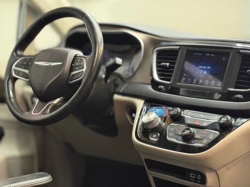 Used 2019 Chrysler Pacifica Touring-L FWD image 6