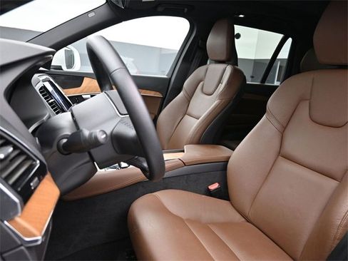 Used 2023 Volvo XC90 B5 Plus image 9