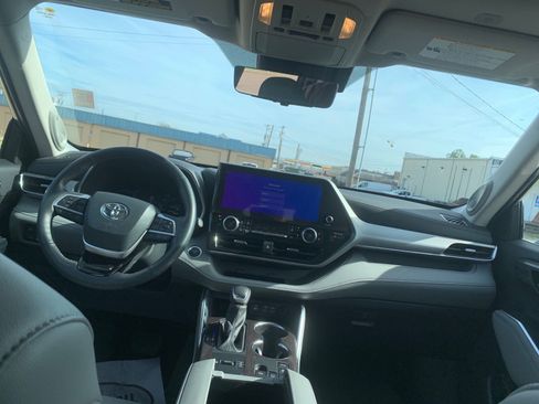 Used 2024 Toyota Highlander Platinum image 28