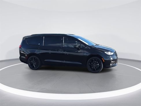 Used 2024 Chrysler Pacifica Limited w/ S Appearance Package image 2