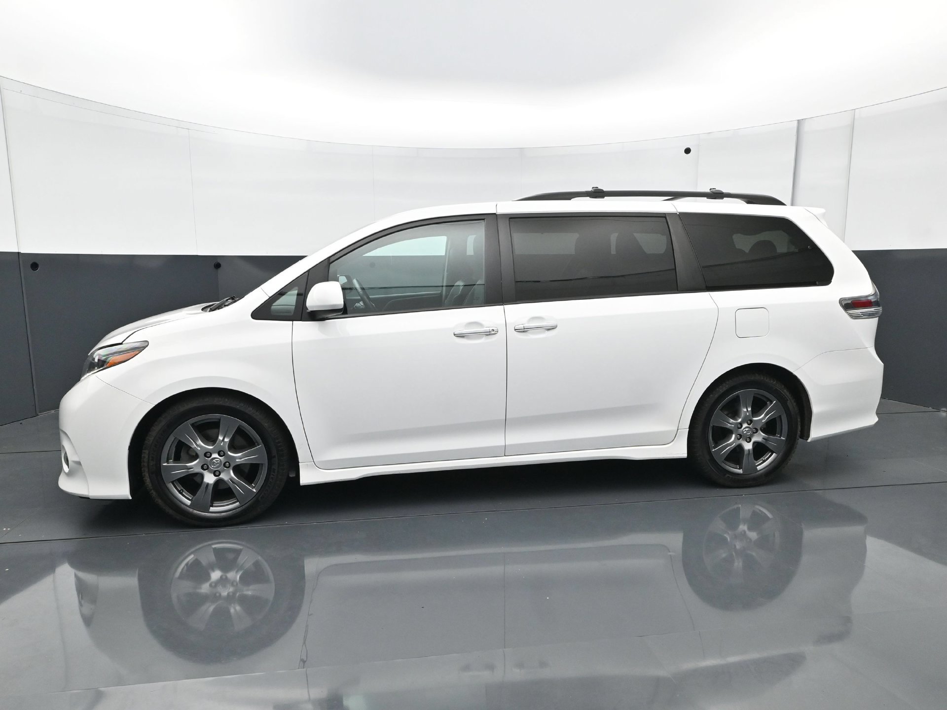 Used 2017 Toyota Sienna SE w/ SE Preferred Package FWD image 3