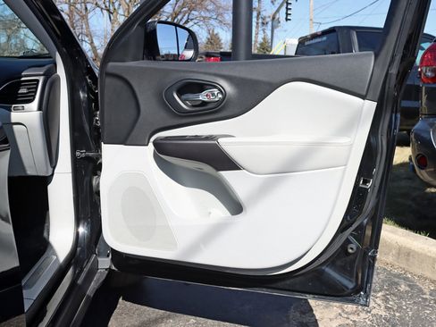 Used 2019 Jeep Cherokee Limited image 32