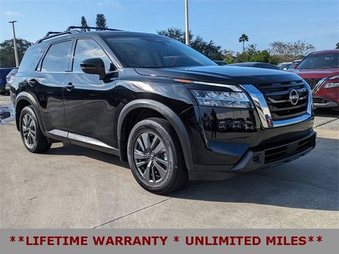 Used 2022 Nissan Pathfinder SV image 2