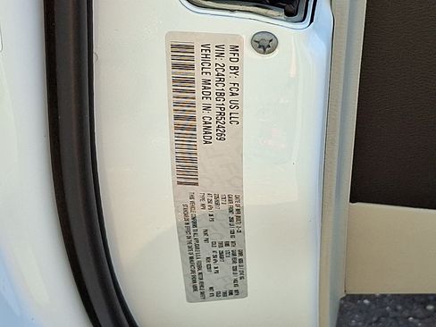 Used 2023 Chrysler Pacifica Touring-L FWD image 28