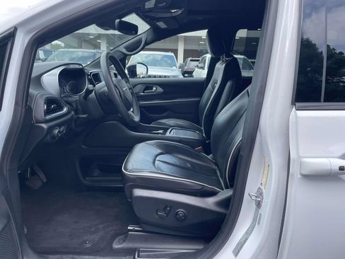 Certified 2025 Chrysler Pacifica Limited FWD image 29