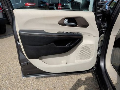 Used 2017 Chrysler Pacifica Touring-L Plus w/ Tire & Wheel Group image 15