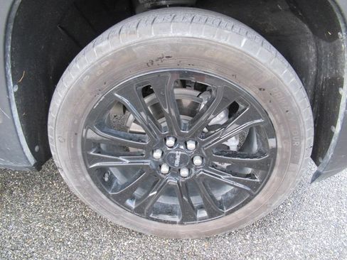 Used 2023 GMC Acadia SLE w/ Driver Convenience Package FWD image 5