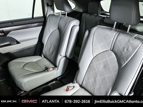 Used 2021 Toyota Highlander Platinum image 17
