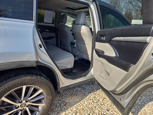 Used 2018 Toyota Highlander XLE AWD/4WD image 21