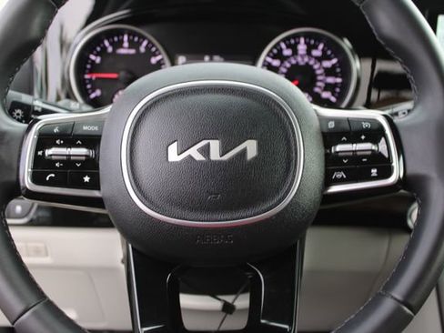 Used 2024 Kia Carnival EX image 20