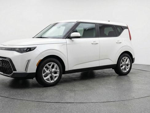 Used 2025 Kia Soul LX w/ LX Technology Package FWD image 3
