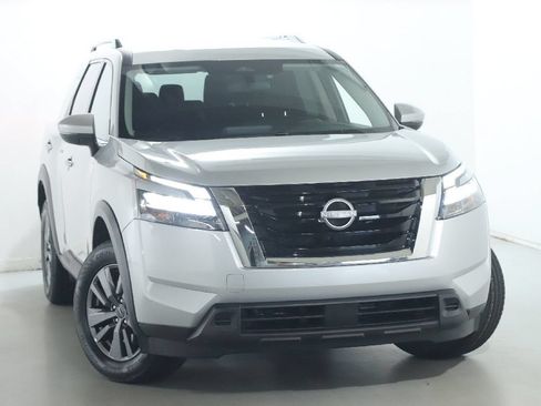 Certified 2025 Nissan Pathfinder SV FWD image 2