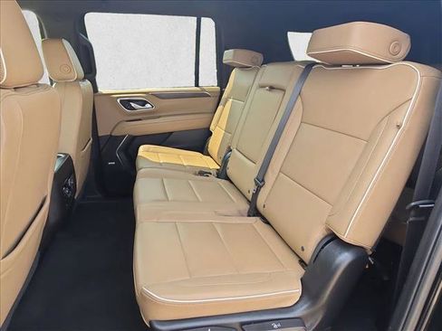 Used 2024 Chevrolet Suburban Premier AWD/4WD image 19