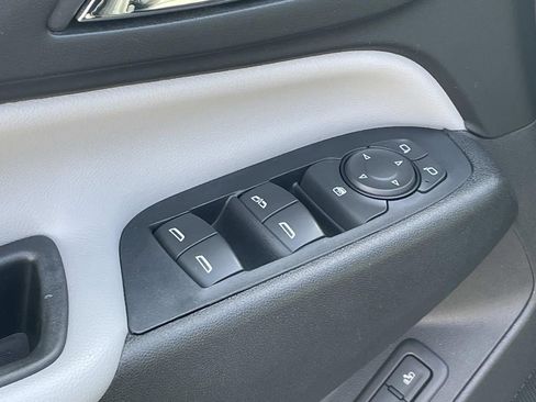 Used 2019 Chevrolet Equinox Premier image 16