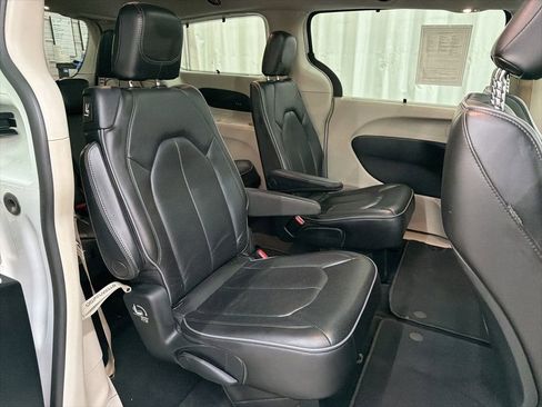 Used 2020 Chrysler Pacifica Limited FWD image 23