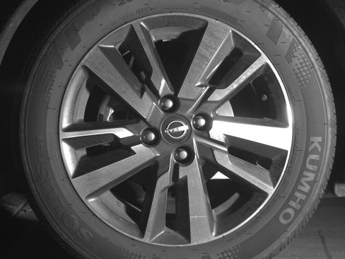 Used 2025 Nissan Versa SV image 9