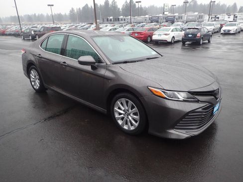 Used 2018 Toyota Camry LE FWD image 7