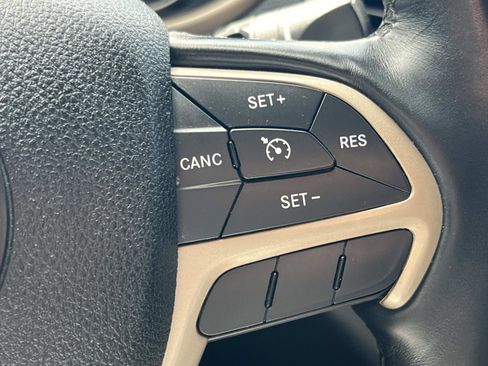 Used 2017 Jeep Cherokee Limited w/ Luxury Group image 8