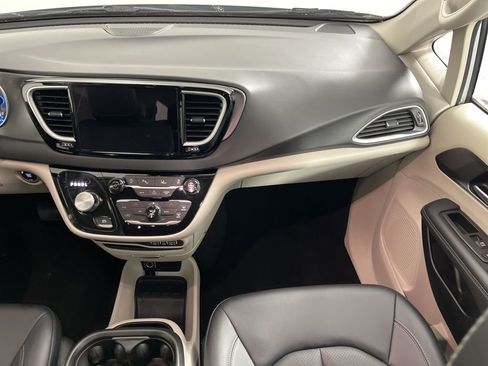 Used 2024 Chrysler Pacifica Touring-L image 19