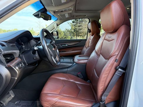 Used 2016 Cadillac Escalade Luxury image 32