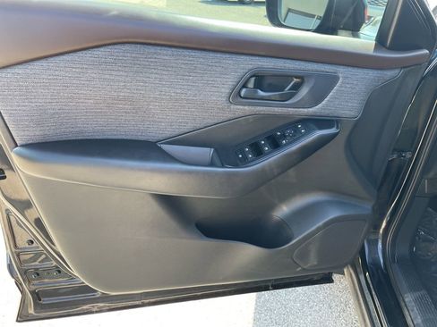 Used 2023 Nissan Rogue S image 5