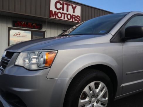 Used 2017 Dodge Grand Caravan SE image 25