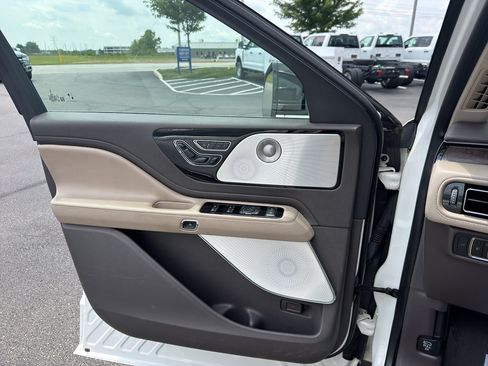 Used 2020 Lincoln Aviator Reserve w/ Equipment Group 202A AWD/4WD image 13