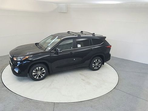 Certified 2024 Toyota Highlander XLE AWD/4WD image 14