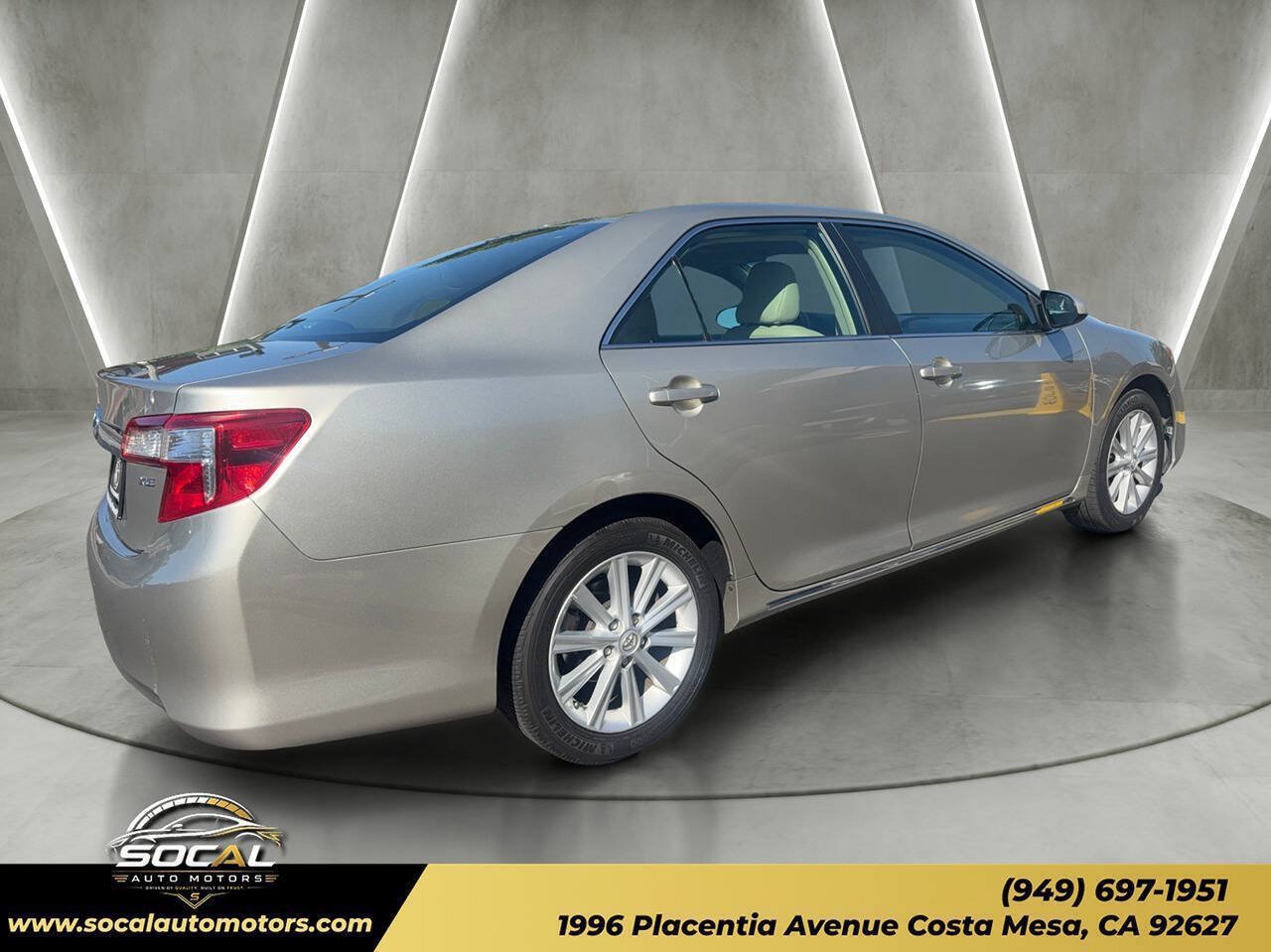 Used 2014 Toyota Camry XLE w/ Leather Package FWD image 5