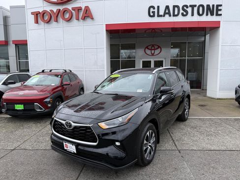 Certified 2023 Toyota Highlander XLE image 1