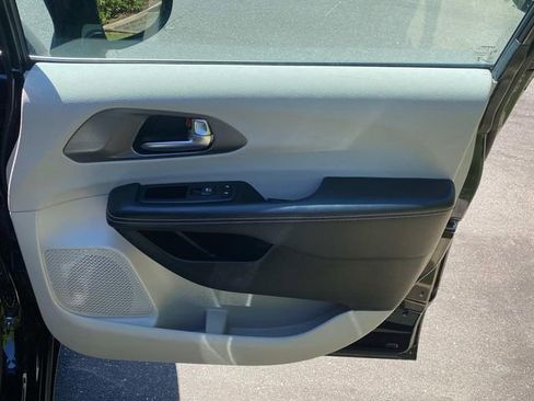 Used 2024 Chrysler Pacifica Touring-L FWD image 37