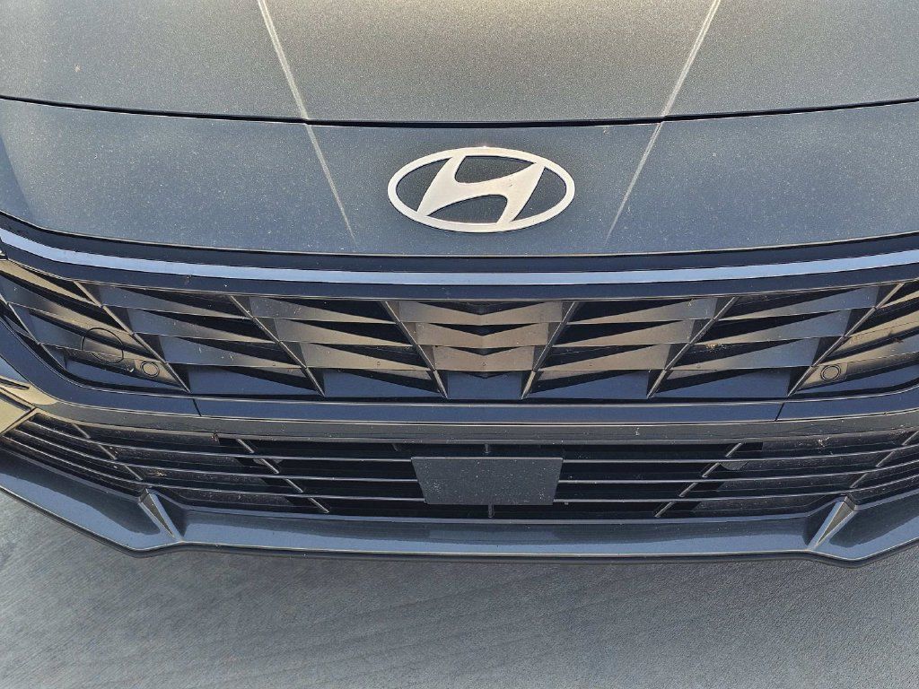 Used 2025 Hyundai Elantra Limited FWD image 4