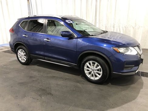Used 2018 Nissan Rogue SV image 2