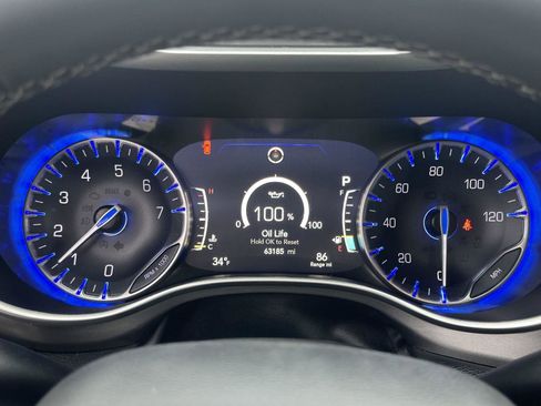 Used 2024 Chrysler Pacifica Touring-L image 13