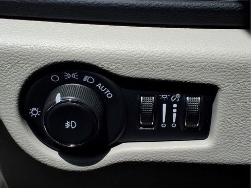 Used 2024 Chrysler Pacifica Touring-L FWD image 20