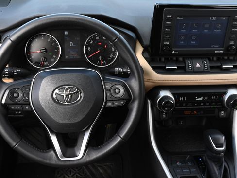 Used 2022 Toyota RAV4 XLE Premium image 13