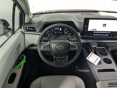 New 2026 Toyota Sienna XLE image 27