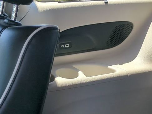 Used 2021 Chrysler Pacifica Limited FWD image 30