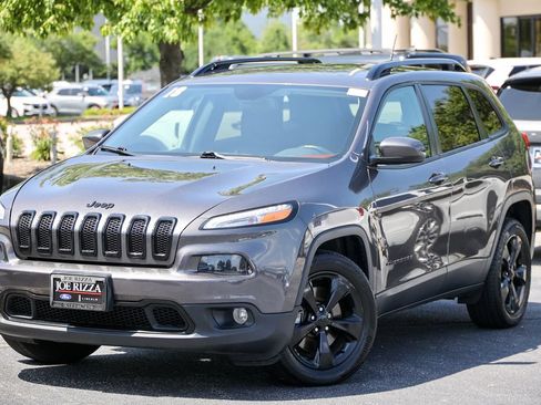 Used 2018 Jeep Cherokee Latitude w/ Altitude Package FWD image 16