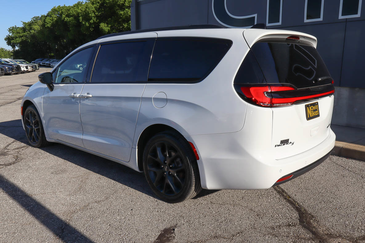 Used 2025 Chrysler Pacifica Limited FWD image 6