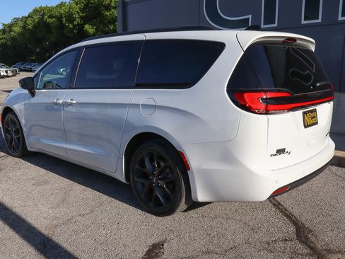 Used 2025 Chrysler Pacifica Limited FWD image 6
