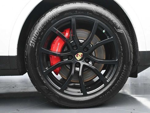 Certified 2024 Porsche Cayenne S AWD/4WD image 25