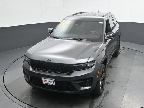 Used 2025 Jeep Grand Cherokee Altitude AWD/4WD image 36