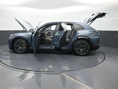 Used 2026 Porsche Cayenne Turbo AWD/4WD image 31