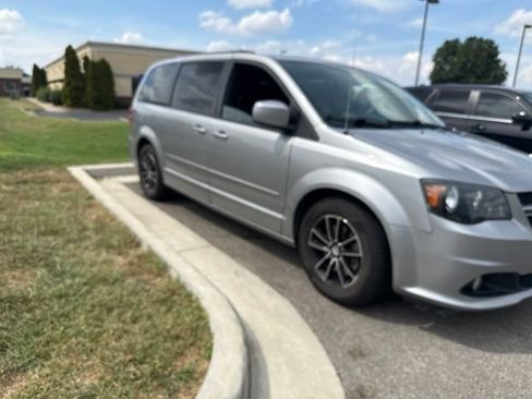Used 2017 Dodge Grand Caravan GT FWD image 2