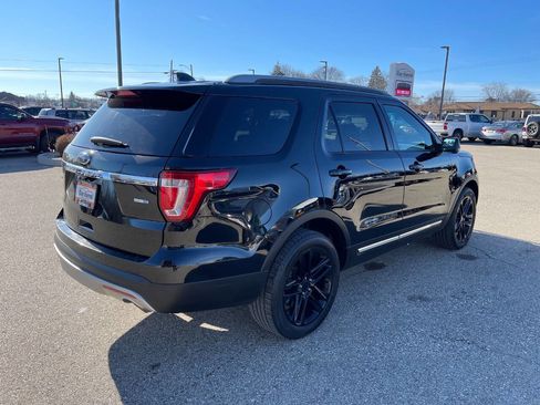 Used 2017 Ford Explorer XLT w/ Equipment Group 202A image 5